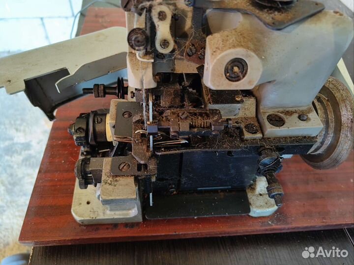 Швейная машинка оверлок