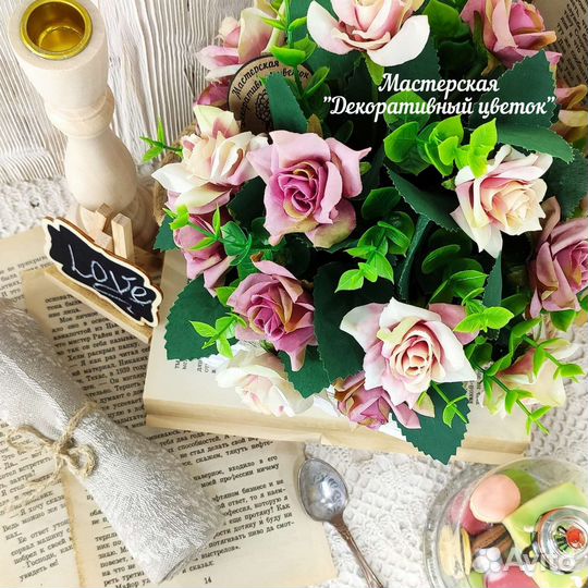 Ящик с декоративными цветами