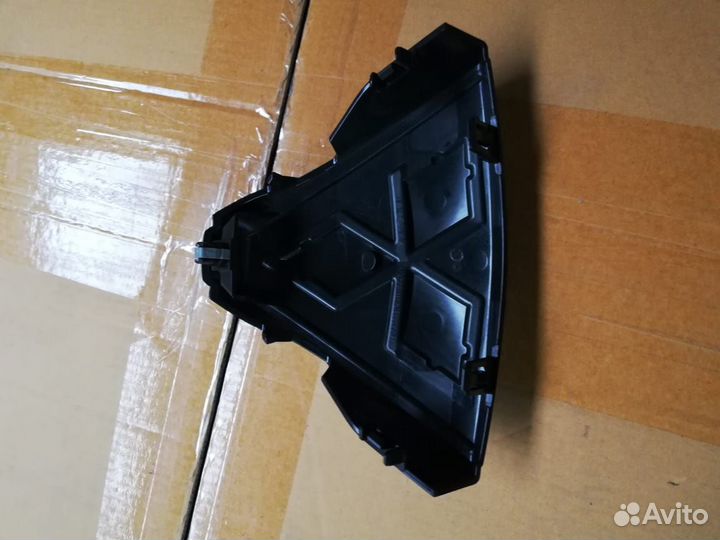 Эмблема решетки радиатора Mitsubishi Pajero Sport