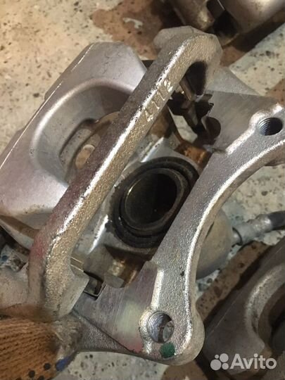 Суппорт тормозной Toyota Highlander 2