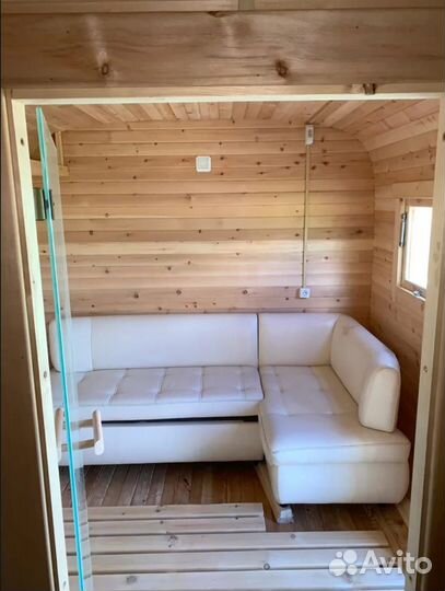 Баня - бочка кедр с мягкой мебелью в комнате отдых