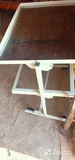 Медицинский столик на колесиках