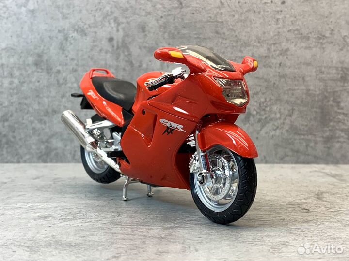 Коллекционная модель Honda CBR 1100XX 1:18