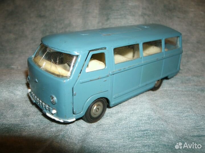 Модель Раф 977