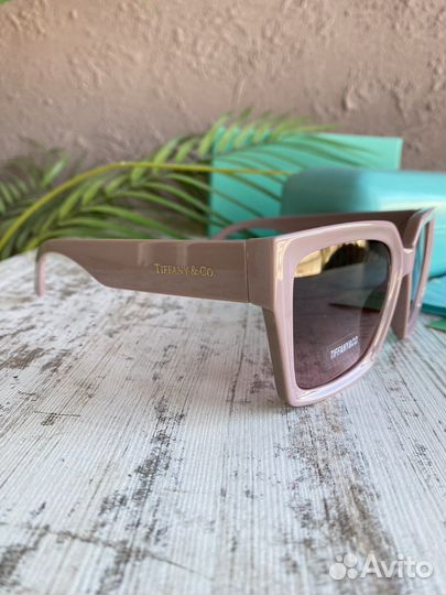 Очки и коробка tiffany