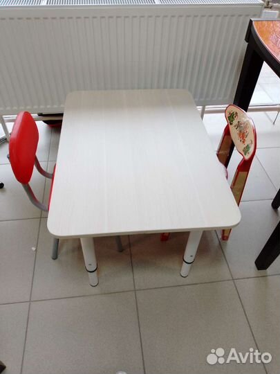 Детский стол регулируемый по высоте и стулья