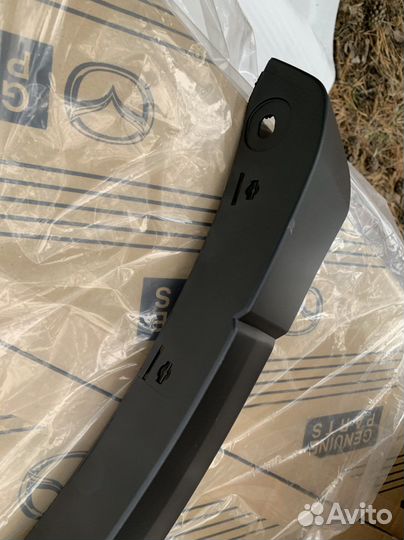 Накладка новая крыла задняя правая mazda оригинал