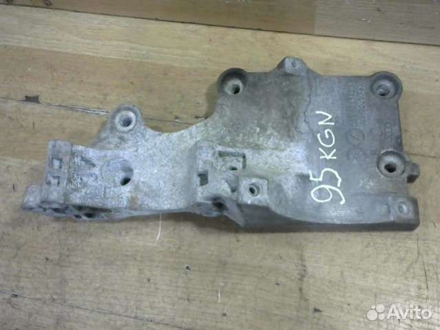 Кронштейн генератора Volkswagen Passat B6 03890314