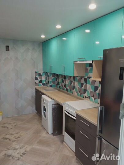 Кухонный гарнитур яркий, бирюзовый, на заказ