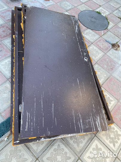 Продам двери входные металлические бу 2 штуки