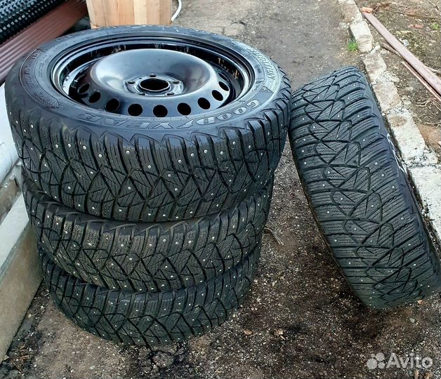 Зимние шины на дисках 205 55 r16 шипы Goodyear
