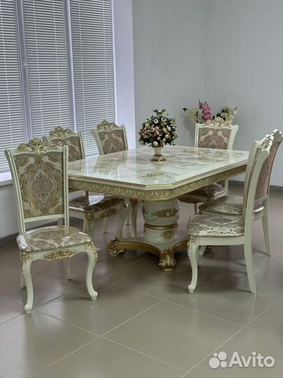 Стол и стулья для кухни. В наличии
