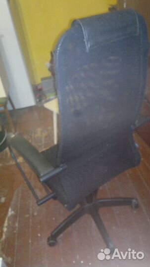 Кресло компьютерное качающееся, надругался кот