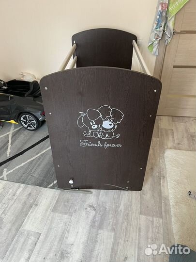 Детская кроватка с маятником и ящиком