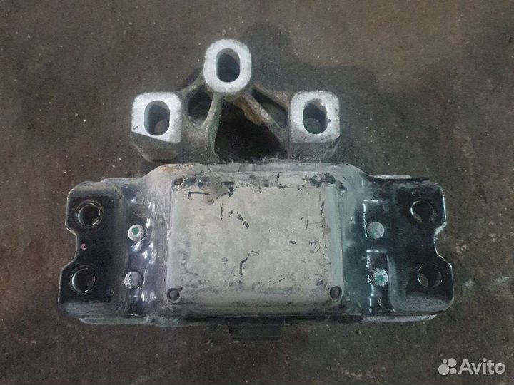 Опора двигателя левая фольцваген гольф 5 1.4 BLG