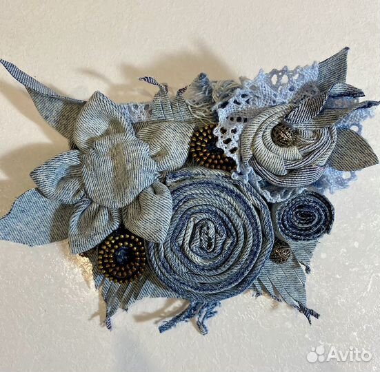 Текстильная брошь из джинсовой ткани