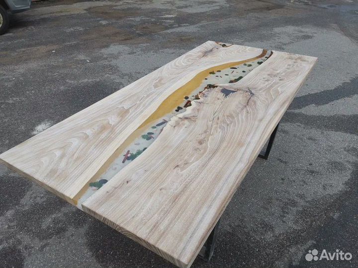 В наличии стол река из слэбов и эпоксидной смолы