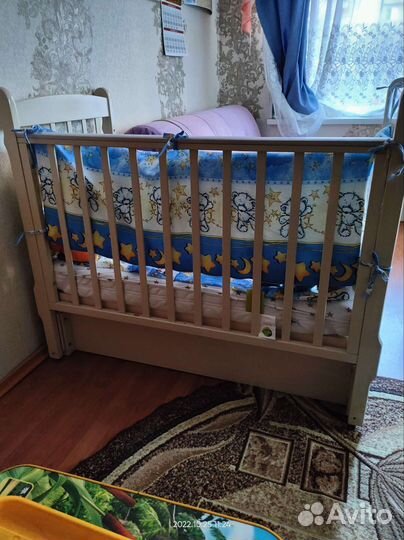 Детская кроватка с маятником и ящиком