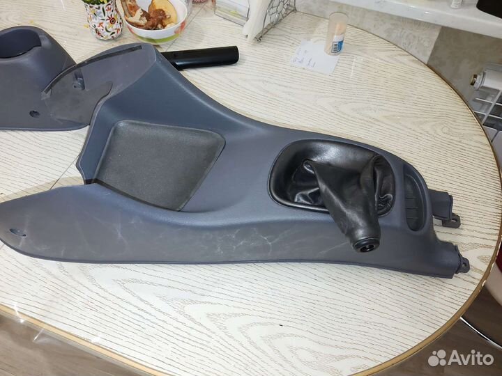 Продам нижняя консоль кпп на хюндай акцент
