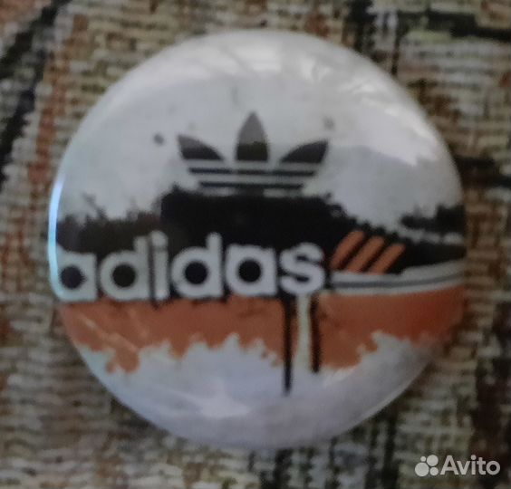 Adidas Originals (значок на рюкзак)
