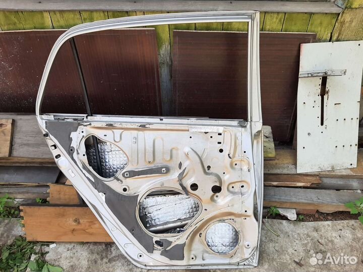 Задняя левая дверь тойота королла runx