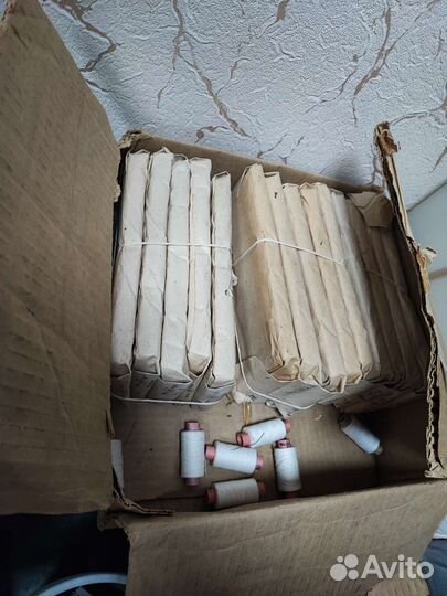 Нитки белые очень много