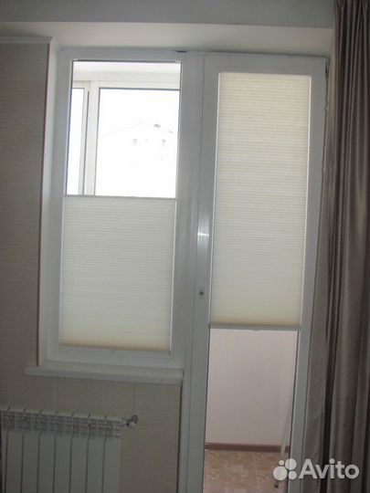 Жалюзи на балконную дверь