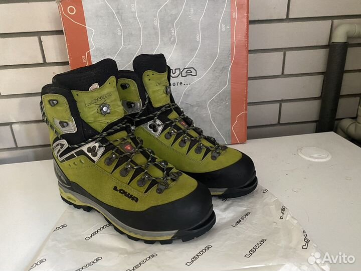 Продаю трекинговые ботинки lowa
