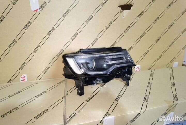 Фара правая Jeep Grand Cherokee WK2