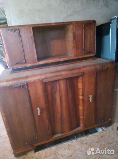 Старинный антикварный шкаф буфет