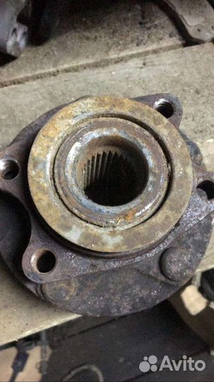 Ступица передняя левая Ниссан Жук