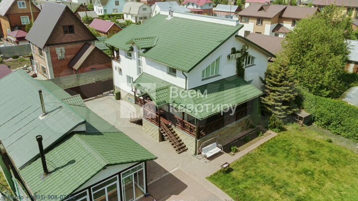 Коттедж 353 м² на участке 10 сот.