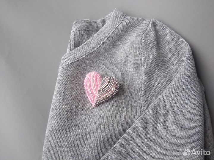 Брошь Сердце ручной работы из бисера