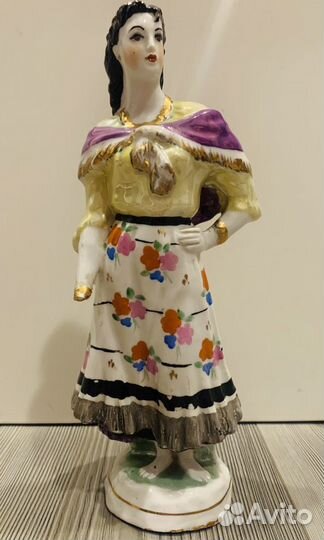 Фарфоровая статуэтка цыганка,Земфира,стоящая