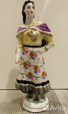 Фарфоровая статуэтка цыганка,Земфира,стоящая