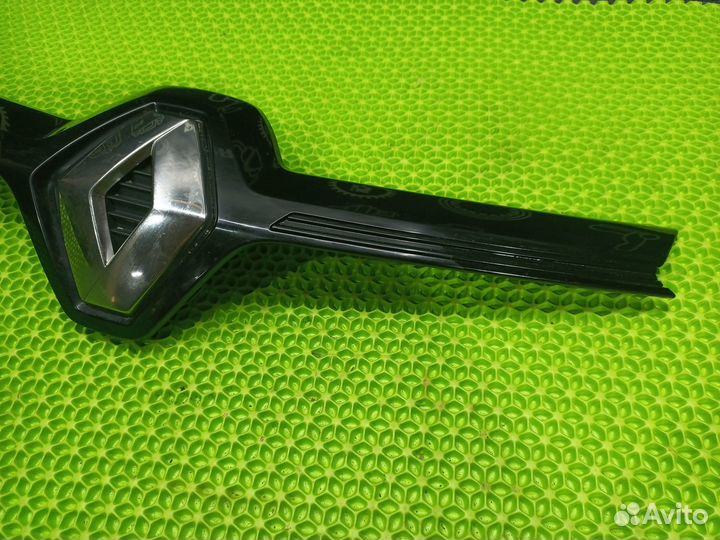 Накладка решетки радиатора Renault Arkana 2021