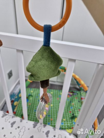 Дуга с игрушками для новорожденных