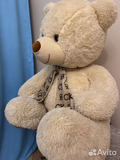 Большой плюшевый медведь