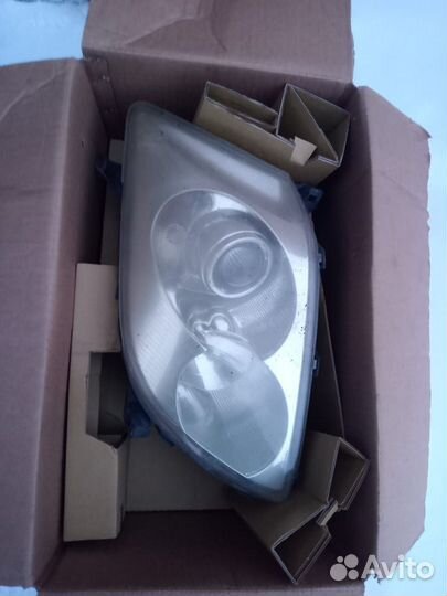 Фары на Toyota avensis