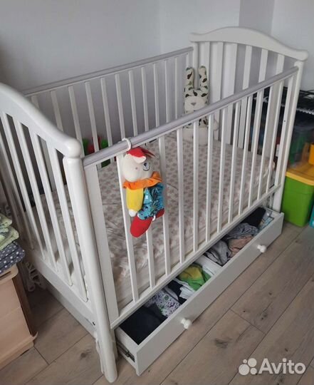 Детская кроватка с маятником
