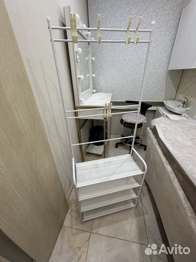 Столик с зеркалом и подсветкой