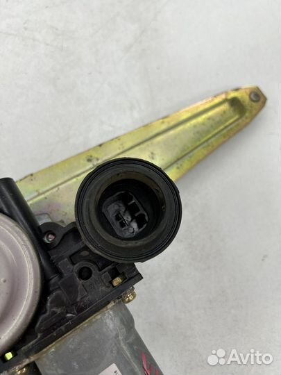 Стеклоподъемник задний левый Pontiac Vibe