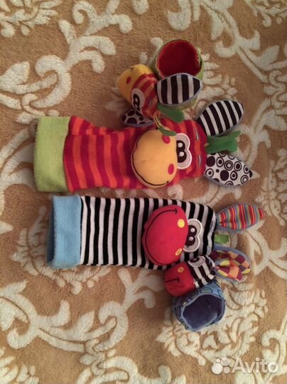 Развивающая подушка-игрушка и носочки-браслеты
