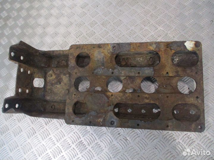 Кронштейн переднего крыла MAN 81612435430