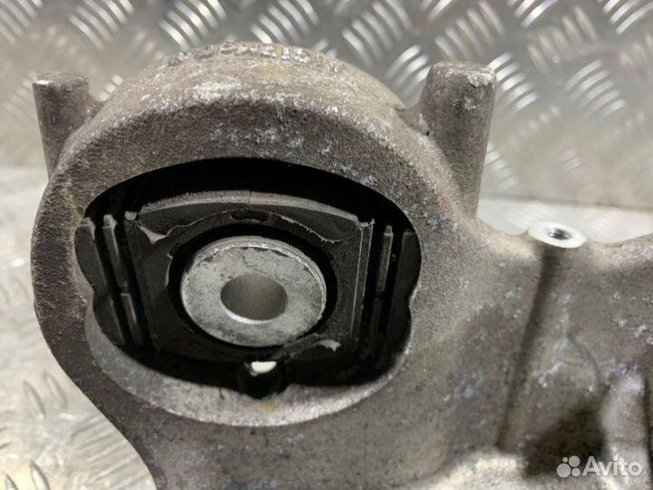 Кулак задний правый Audi A8 D4