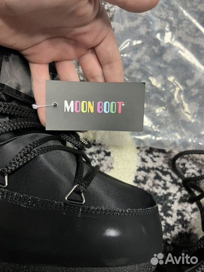 Ботинки moon boot на руках