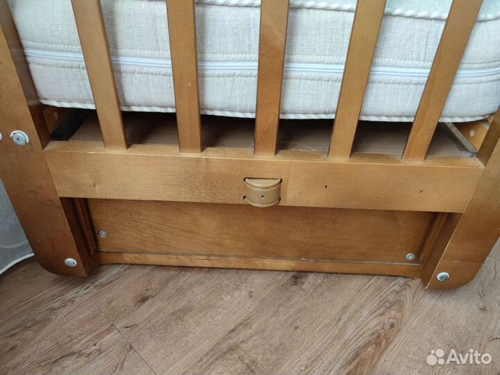 Детская кроватка с маятником и ящиком