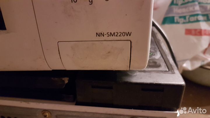 Микроволновка Panasonic NN SM220W на запчасти