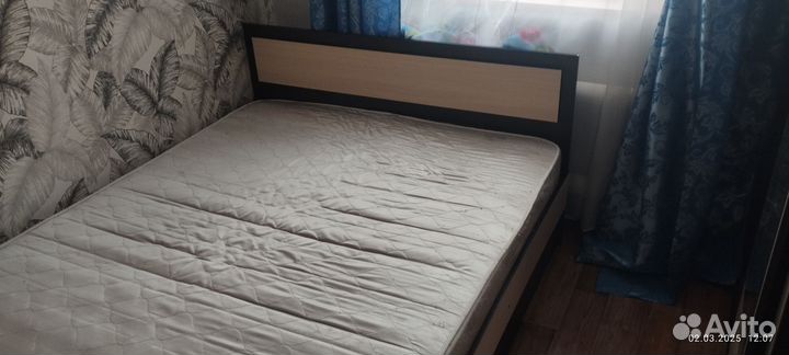 Кровать двухспальная с матрасом 140 200 бу