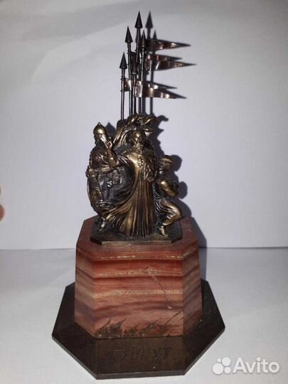 Статуэтка,основателям города сургута